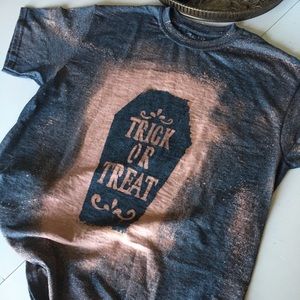 DIY HOMEMADE HALLOWEEN BLEACHED SHIRTS! Size M